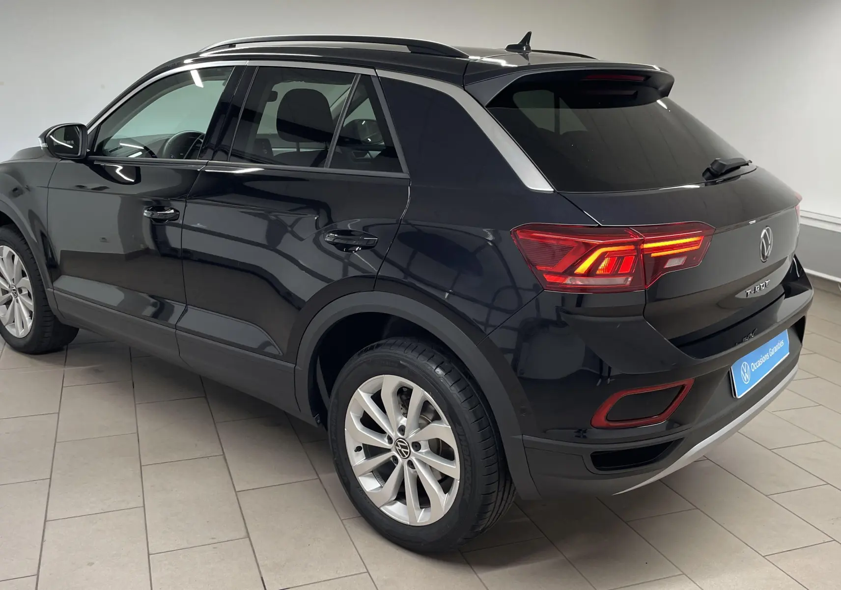Volkswagen T-Roc noir intense nacré vu de trois quarts arrière droit avec jantes alliage 17 pouces Johannesburg.