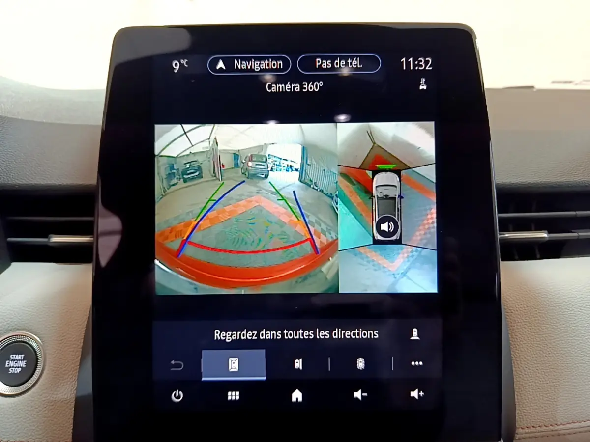 Écran tactile central affichant la caméra 360° du tableau de bord d'une Renault Clio orange, version Initiale Paris E-TECH 140.