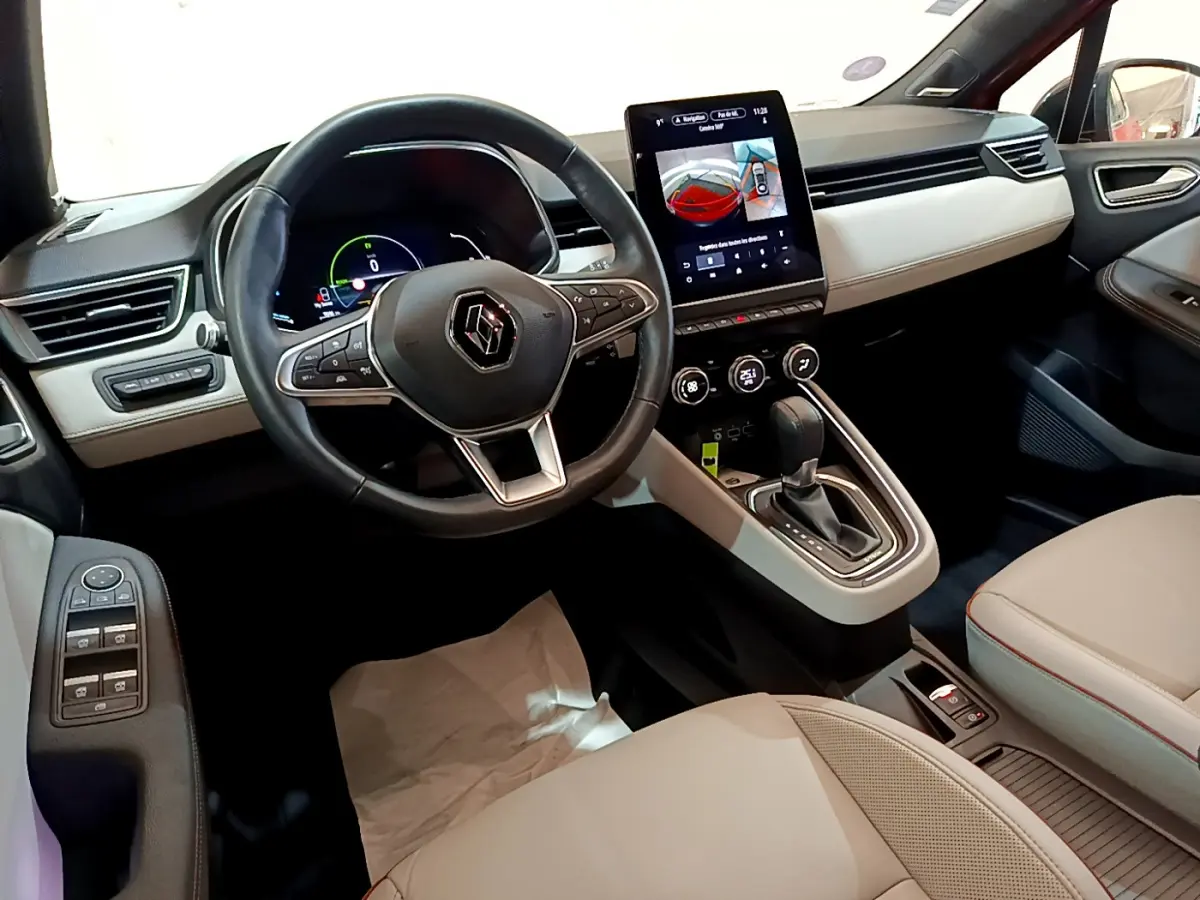 Intérieur Renault Clio Initiale Paris E-TECH 140 2021, vue cockpit côté conducteur, écran tactile vertical et volant cuir.