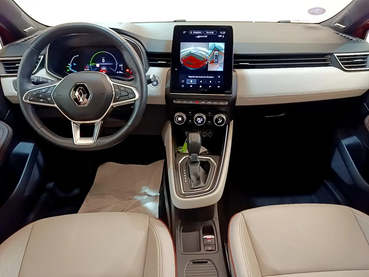 Intérieur de Renault Clio Initiale Paris 2021 vue de face, tableau de bord beige avec écran tactile central et volant cuir noir.