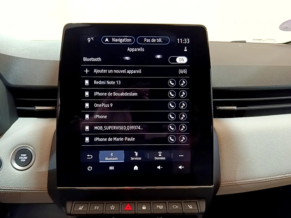 Écran tactile central affichant menu Bluetooth dans Renault Clio Initiale Paris 2021, vue de face intérieur beige.