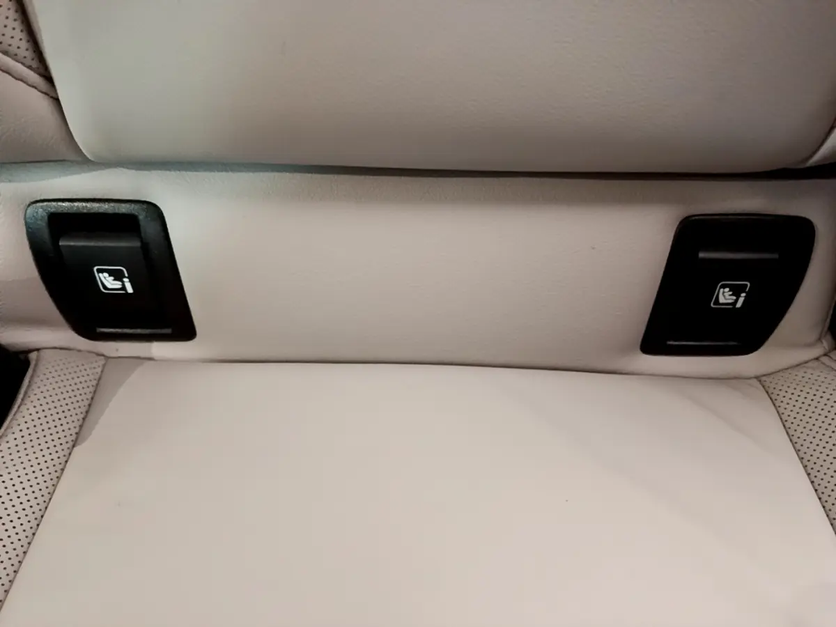 Détail des commandes Isofix noires sur siège arrière en cuir beige clair de Renault Clio Initiale Paris 2021.