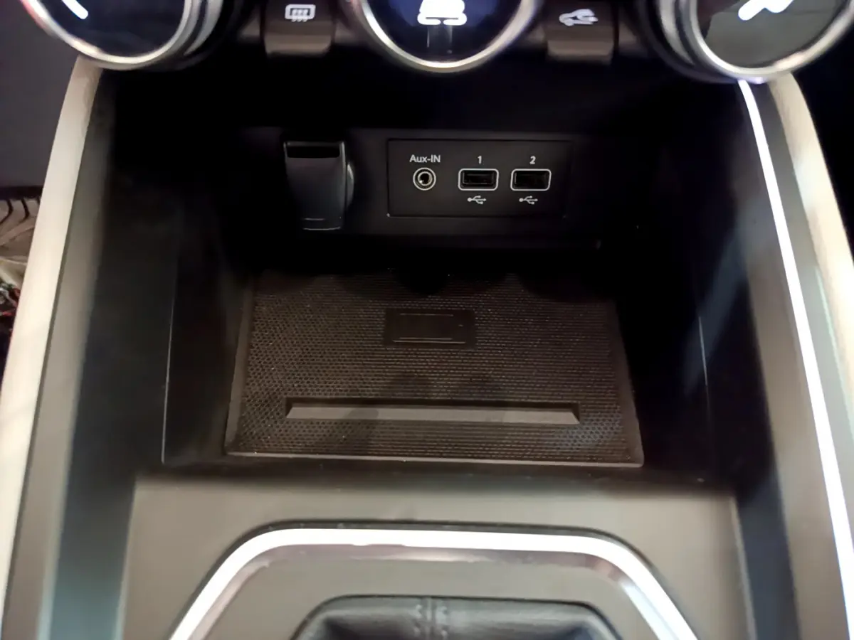 Vue rapprochée de la console centrale noire de la Renault Clio Initiale Paris 2021 avec ports USB et prise Aux-IN.