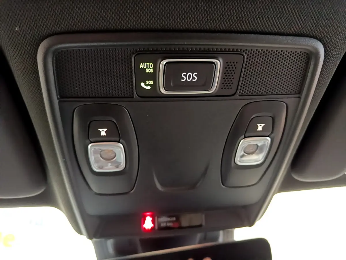 Vue en gros plan du plafonnier intérieur noir avec bouton SOS et éclairages de lecture dans une Renault Clio Initiale Paris orange 2021.