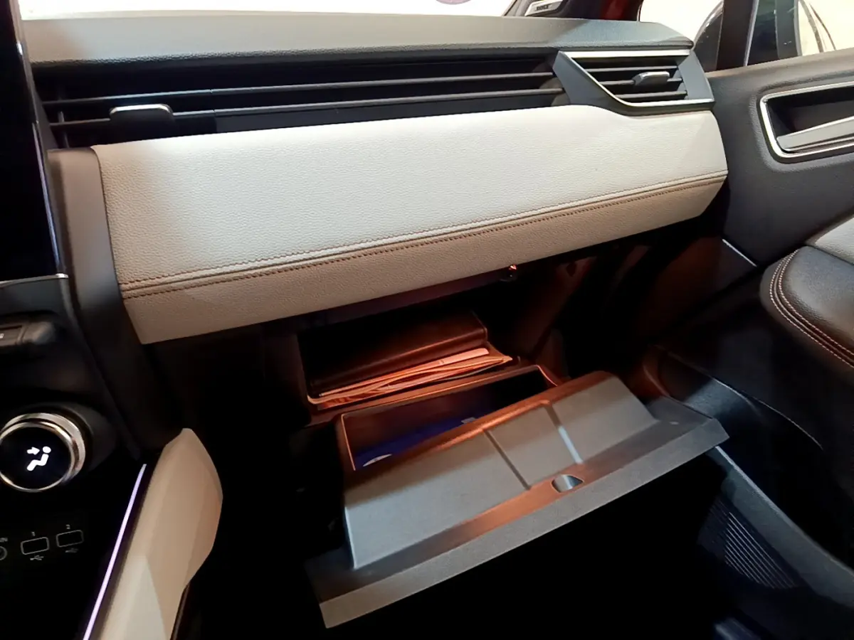 Intérieur de la Renault Clio Initiale Paris 2021, vue du côté passager avec boîte à gants ouverte et tableau de bord beige.