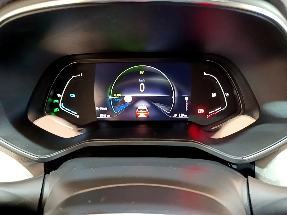 Tableau de bord numérique de Renault Clio Initiale Paris E-TECH 140, affichage multifonctions en vue frontale.