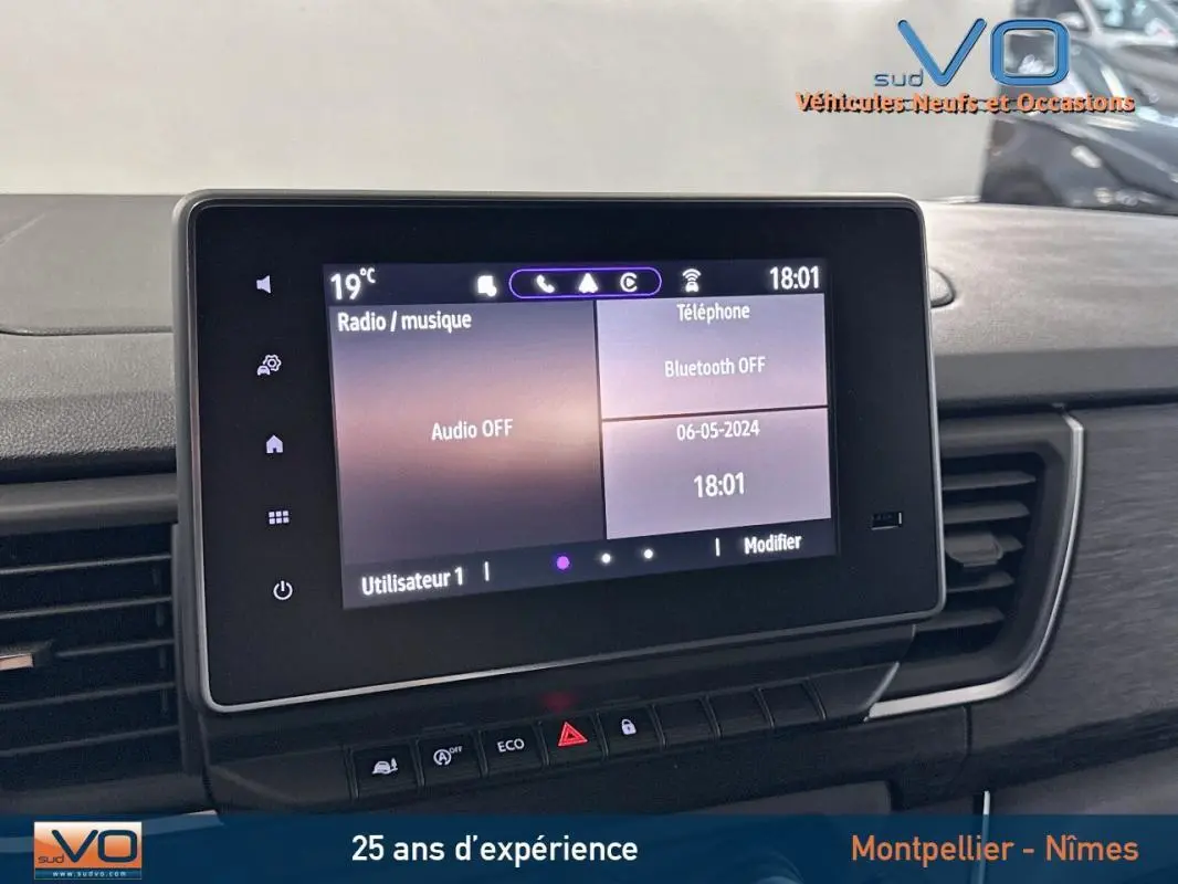 Écran tactile central du tableau de bord du Renault Trafic Fourgon gris, affichant les réglages multimédia et Bluetooth.