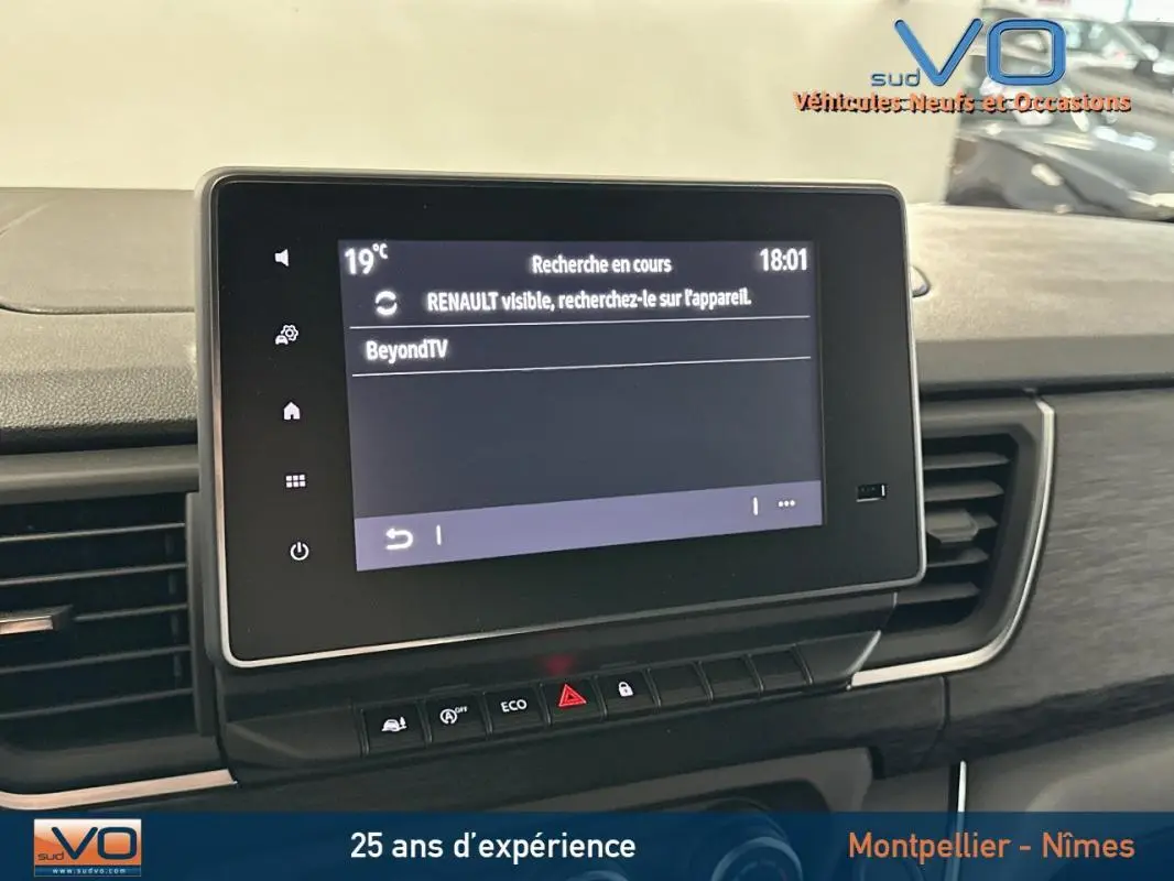 Vue de face de l'écran tactile du tableau de bord du Renault Trafic Fourgon gris 2025 avec commandes intégrées.