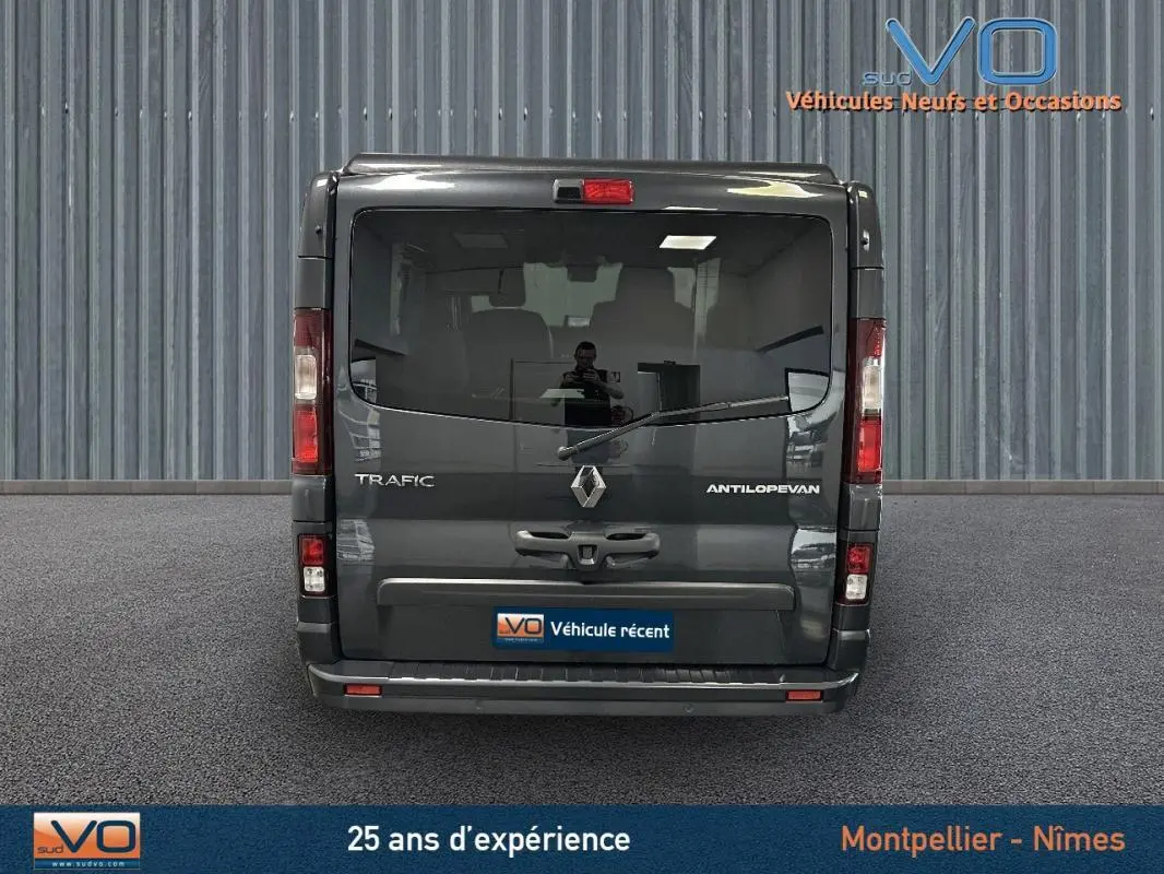 Vue arrière d'un Renault Trafic Fourgon gris avec vitres surteintées et logo Antilopevan visible.