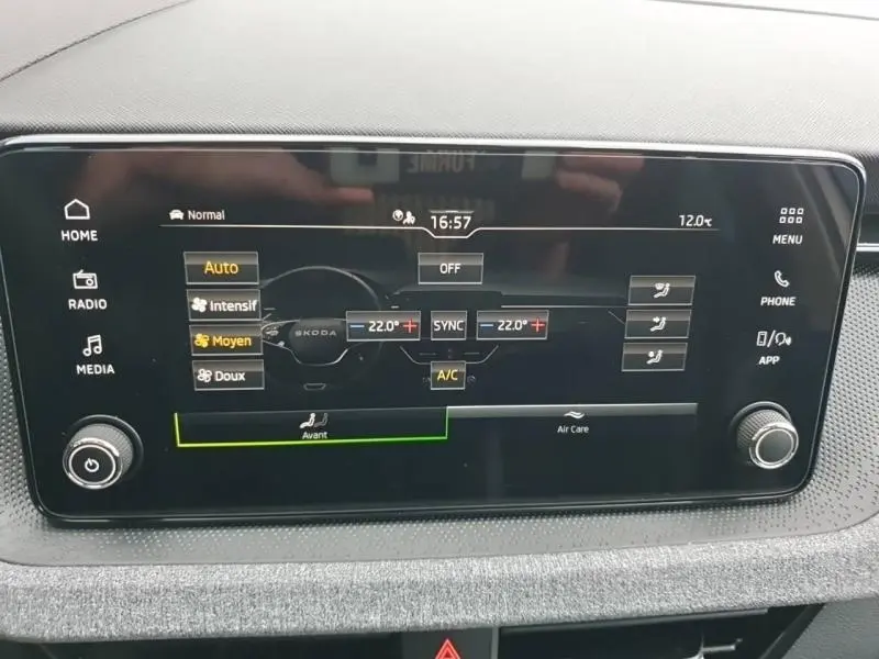 Écran tactile central du Skoda Kamiq 2025 affichant la climatisation bi-zone avec réglages à 22°C.