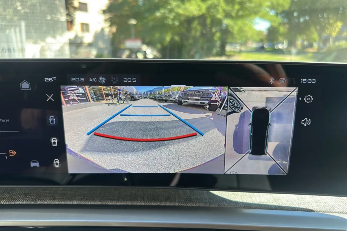 Affichage écran caméra 360° et recul du Peugeot 5008 gris Artense, vue arrière et dessus du véhicule en stationnement.