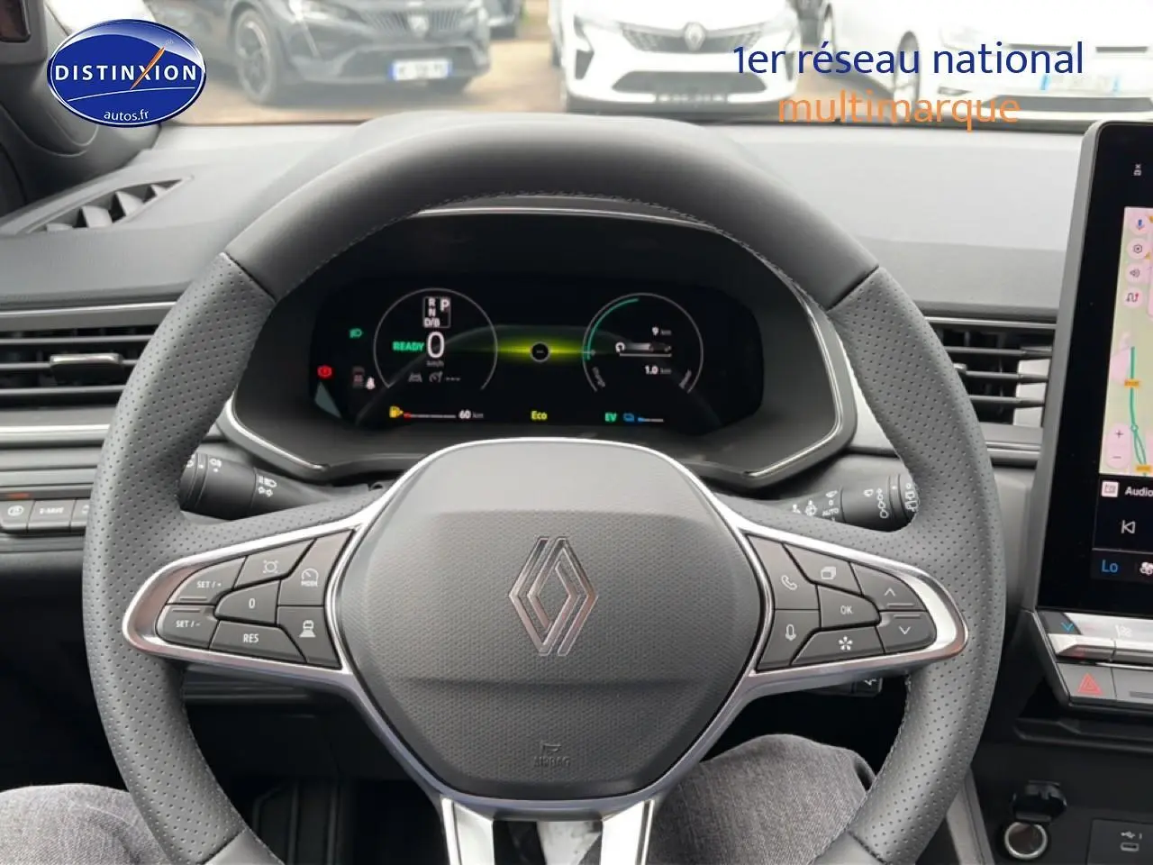 Vue intérieure centrée sur le volant perforé de Renault Captur 2026 avec tableau de bord numérique et écran tactile latéral.
