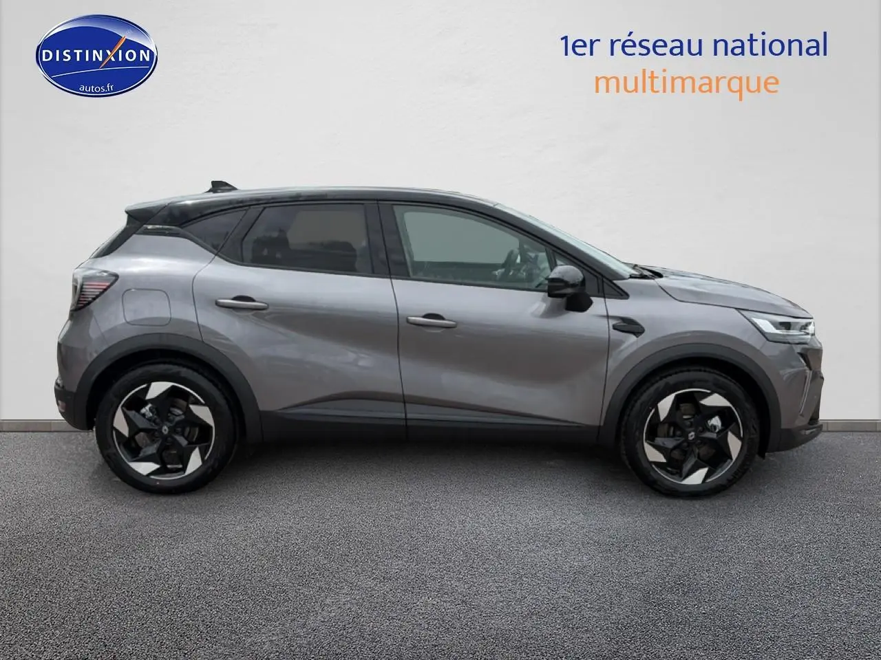 Profil droit du Renault Captur 2026 gris Cassiope avec toit noir et jantes alu au design moderne.