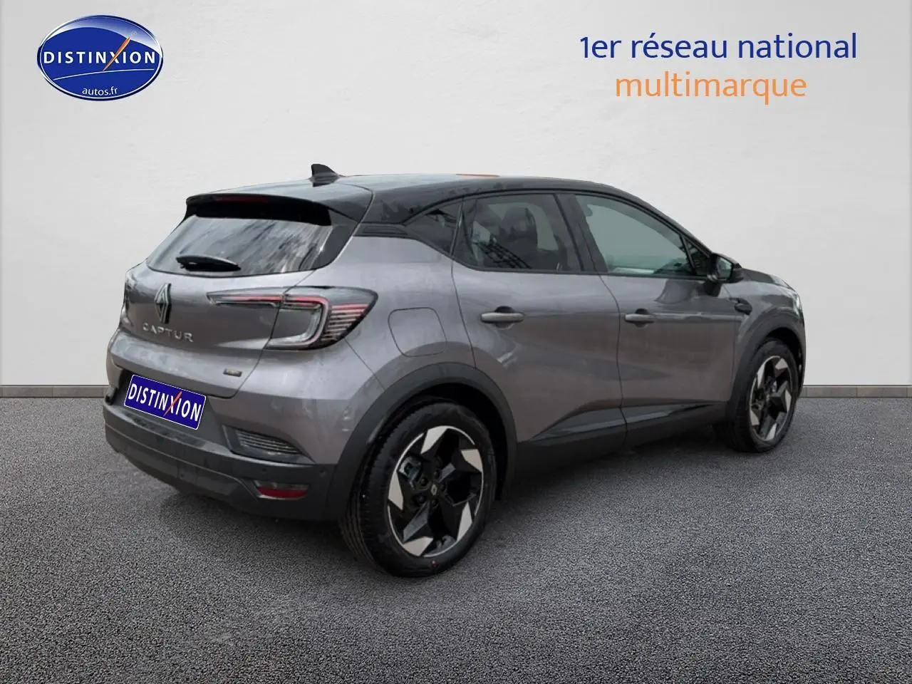 Renault Captur 2026 gris Cassiope toit noir, vue 3/4 arrière droit, jantes alu et feux arrière LED distinctifs.
