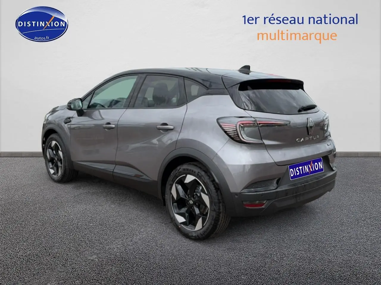 Vue 3/4 arrière droite d’un Renault Captur 2026 gris Cassiope avec toit noir et jantes alu distinctives.