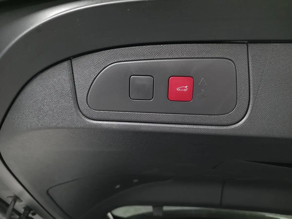Boutons de commande du hayon motorisé, intérieur noir, DS7 Crossback gris 2025.