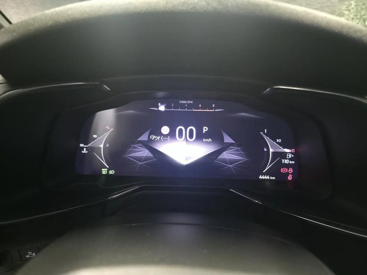 Tableau de bord numérique du DS7 Crossback 2025 affichant la vitesse à 0 km/h et 4444 km au compteur.