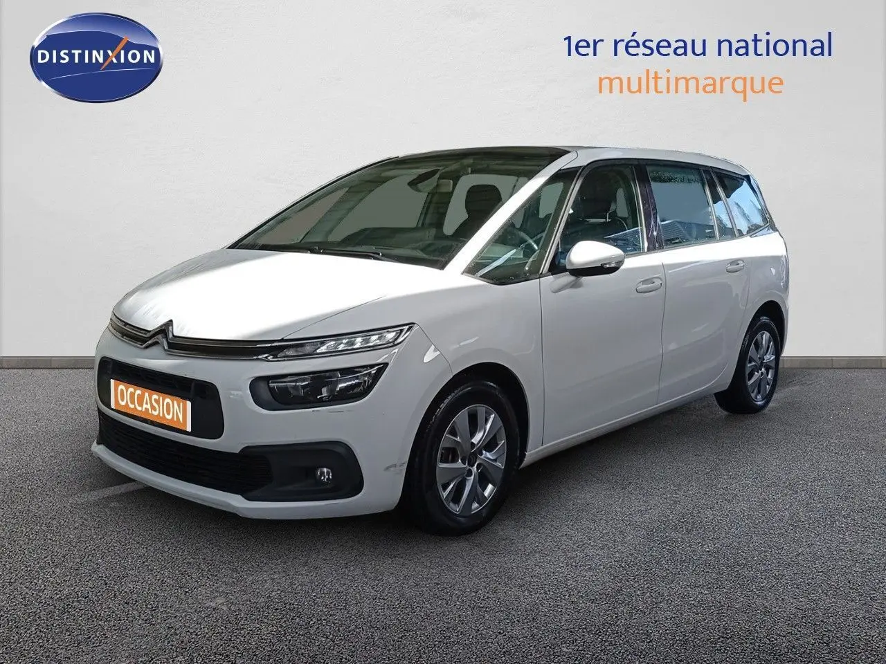 Citroën Grand C4 Picasso blanc vu en 3/4 avant droit avec phares LED et jantes alliage 16 pouces.