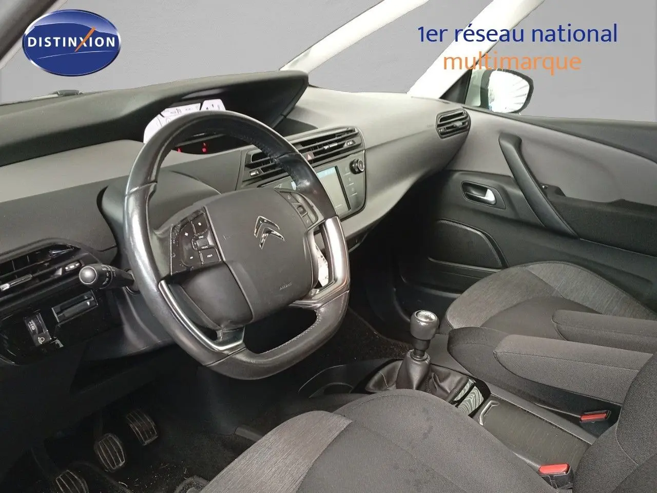 Intérieur du Citroën Grand C4 Picasso II 1.6 BlueHDi 120 diesel, vue côté conducteur avec volant et levier de vitesse manuel.