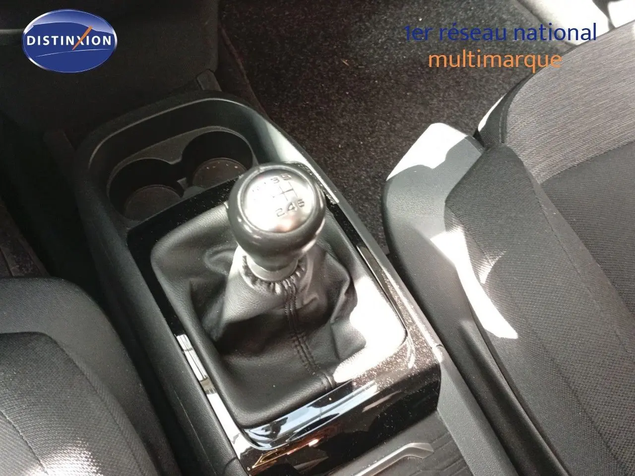 Le levier de vitesses manuel en gros plan au centre de la console d'une Citroën Grand C4 Picasso blanc de 2016.