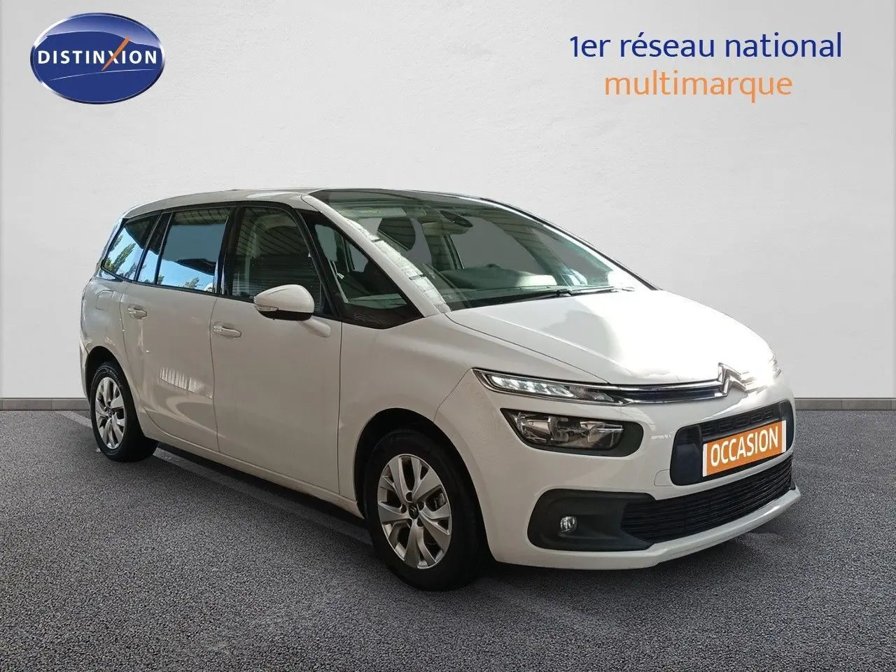 Citroën Grand C4 Picasso blanc en 3/4 avant droit, avec feux LED et calandre noire distinctive.