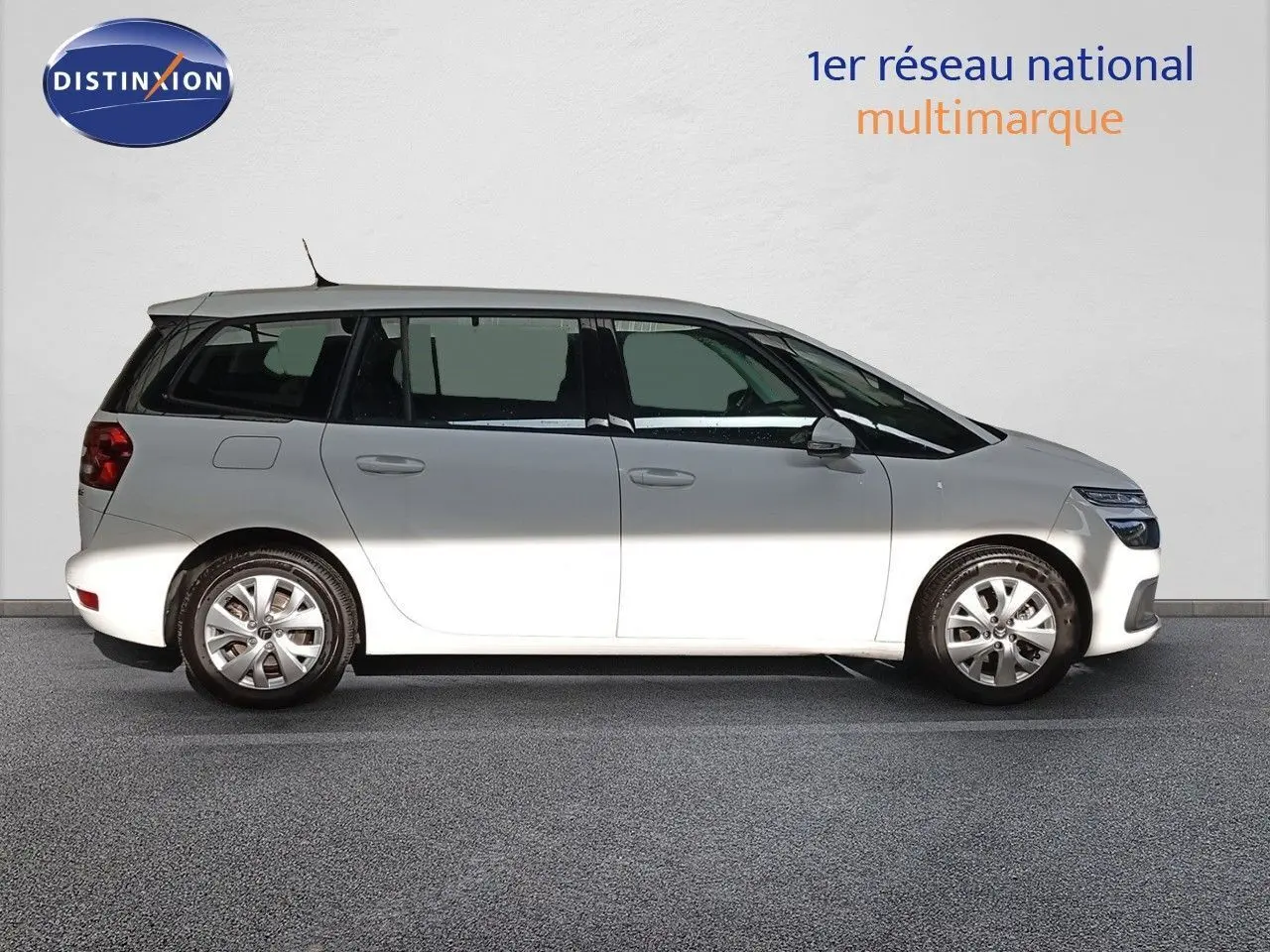 Profil côté gauche d'un Citroën Grand C4 Picasso blanc de 2016, monospace compact aux lignes fluides et vitres teintées.