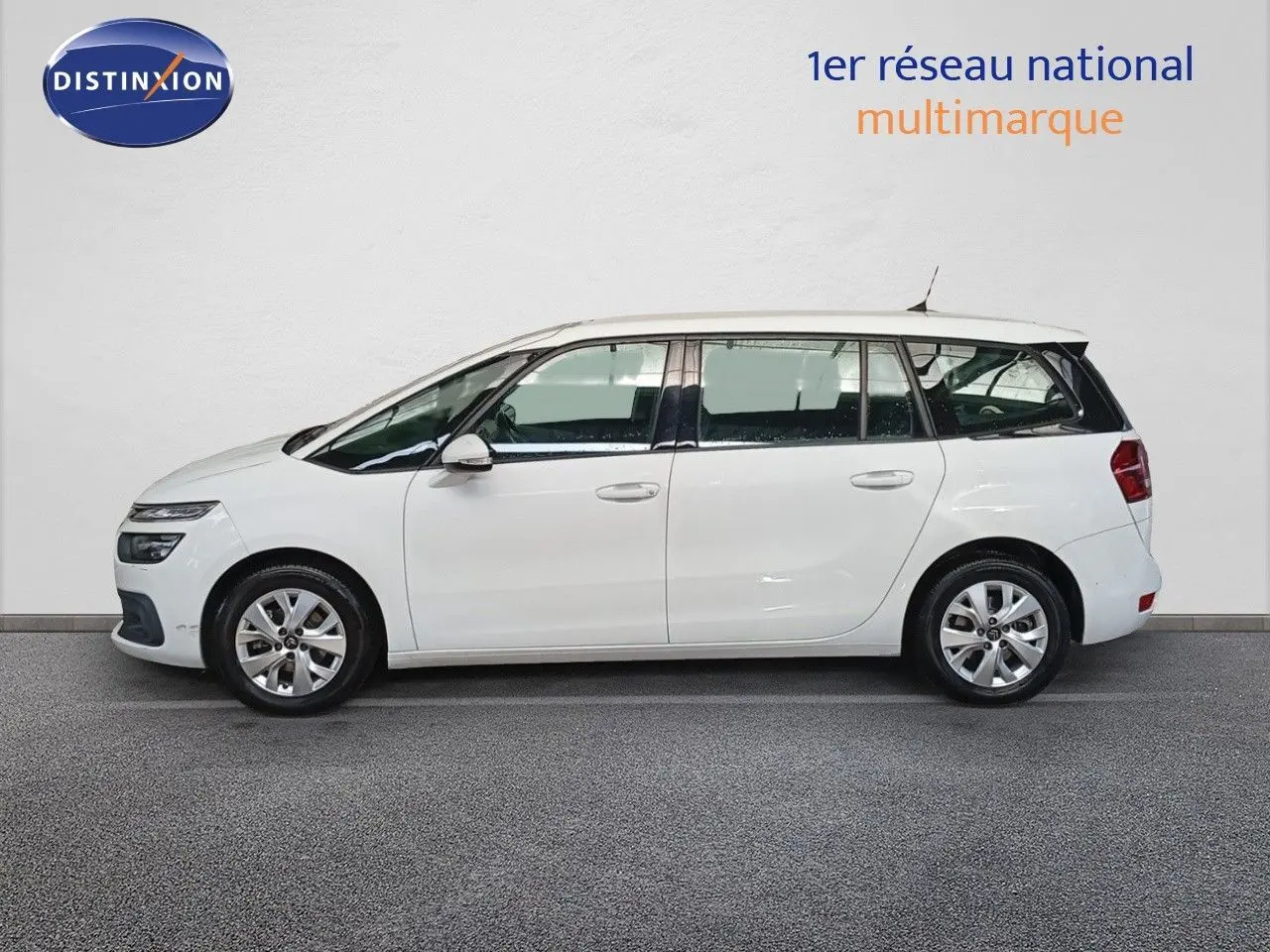 Profil côté gauche d'un Citroën Grand C4 Picasso blanc de 2016, monospace compact à sept places avec jantes alliage.