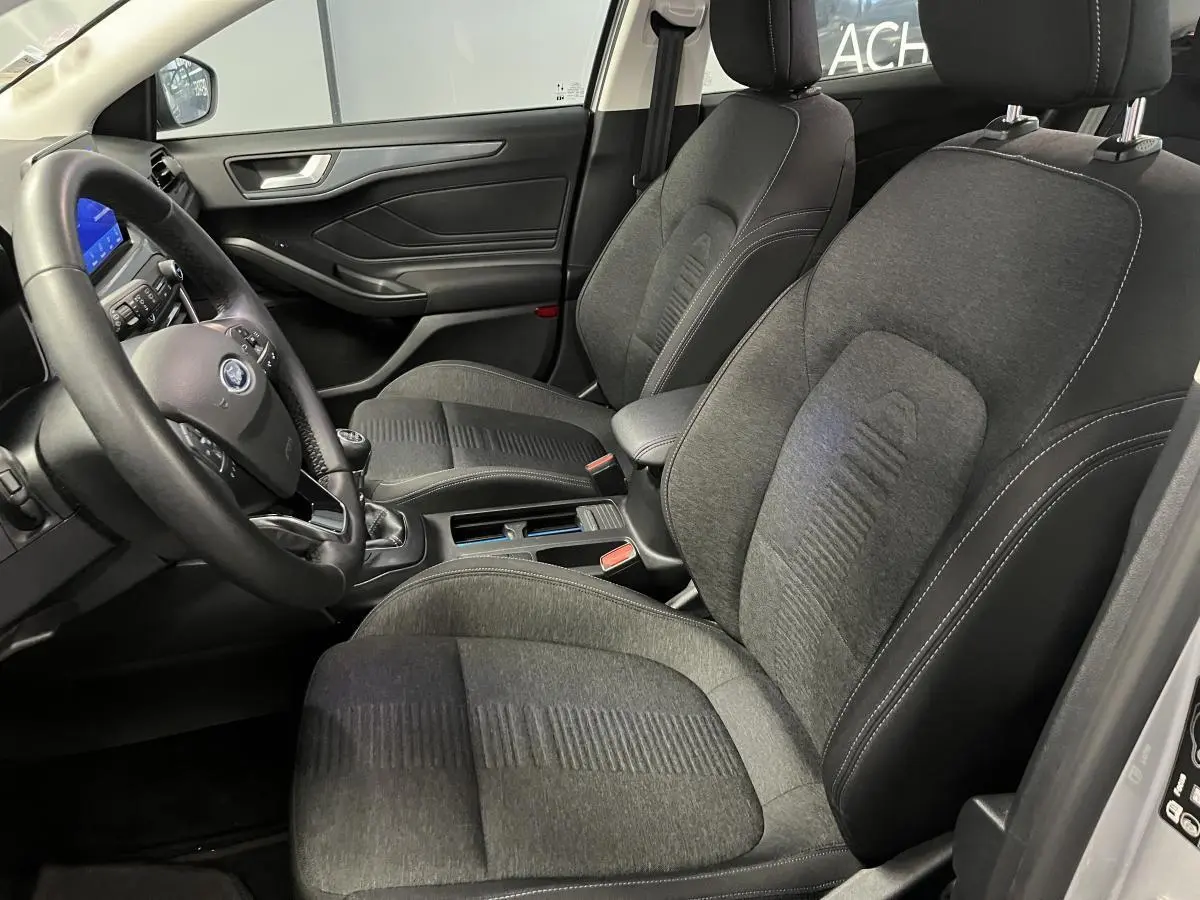 Vue intérieure côté conducteur de la Ford Focus 1.0 EcoBoost 2021 avec sièges tissu gris et volant 3 branches Sensico.