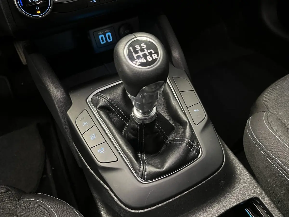 Gros plan sur le levier de vitesses manuel noir de la Ford Focus Active 2021, avec coutures blanches sur la console.