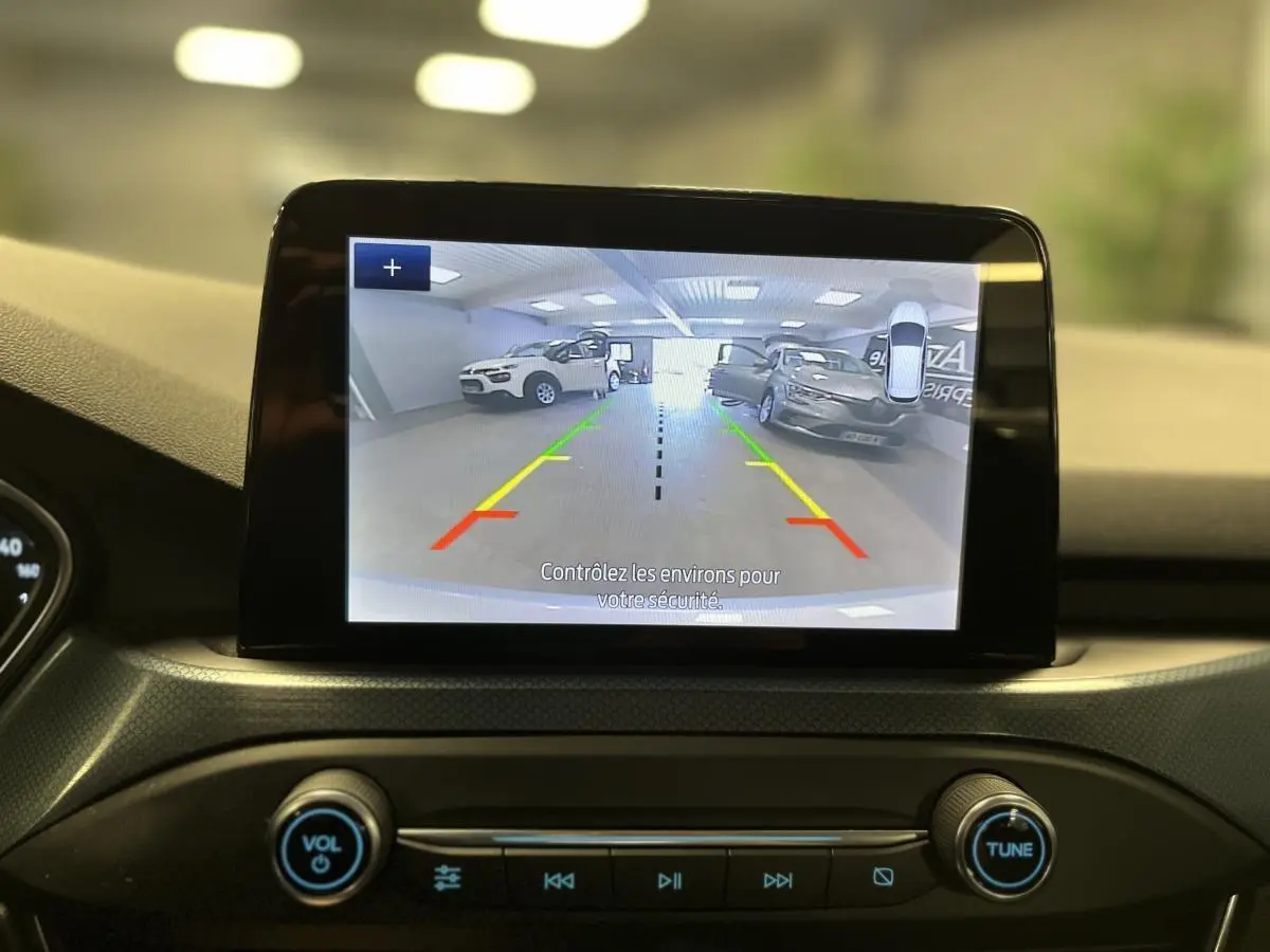 Écran tactile du système multimédia Ford SYNC 3 affichant la caméra de recul dans l'habitacle d'une Ford Focus 2021.