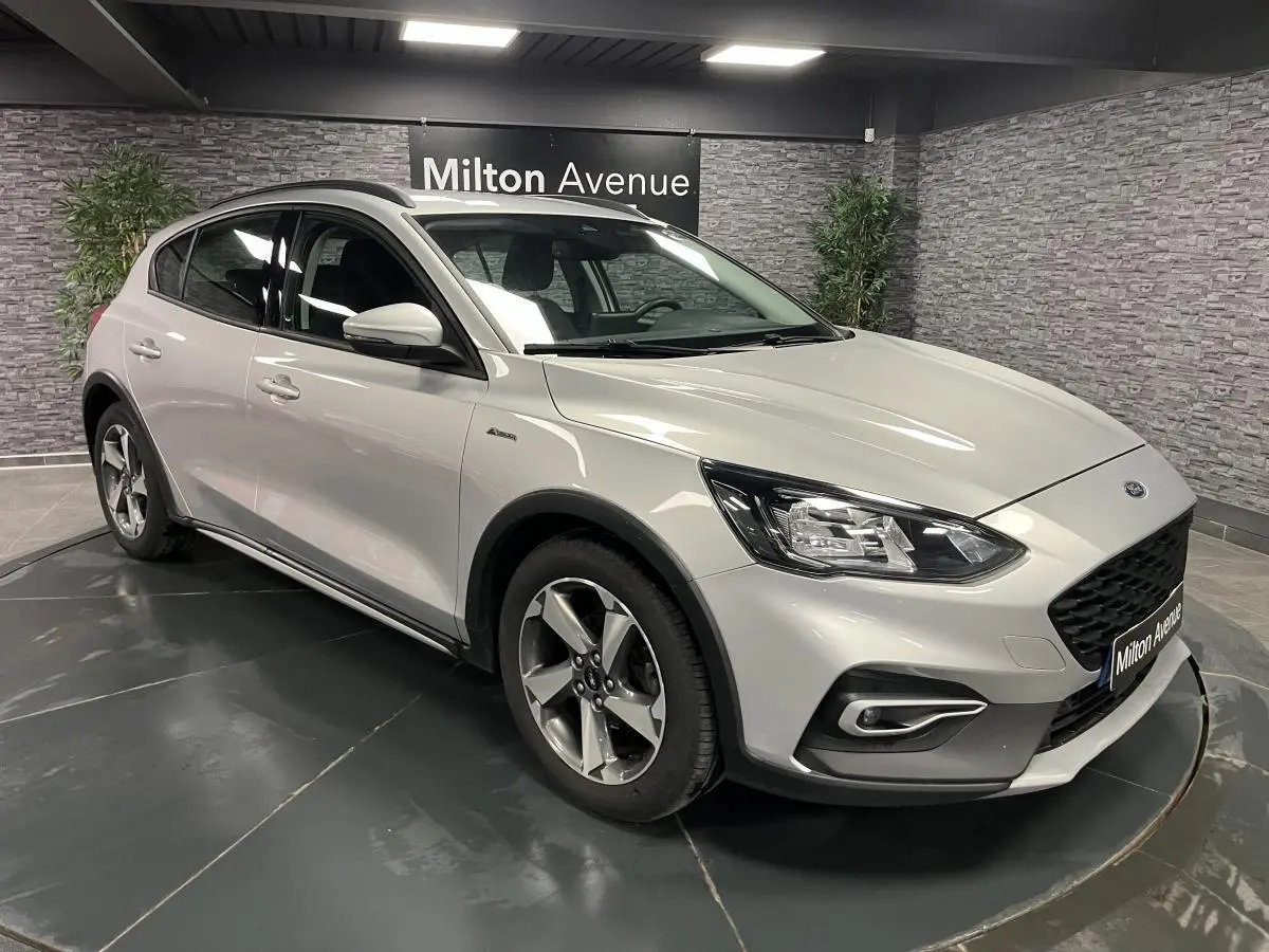 Ford Focus Active gris lunaire vue 3/4 avant droit avec jantes alliage 17 pouces et arches noires