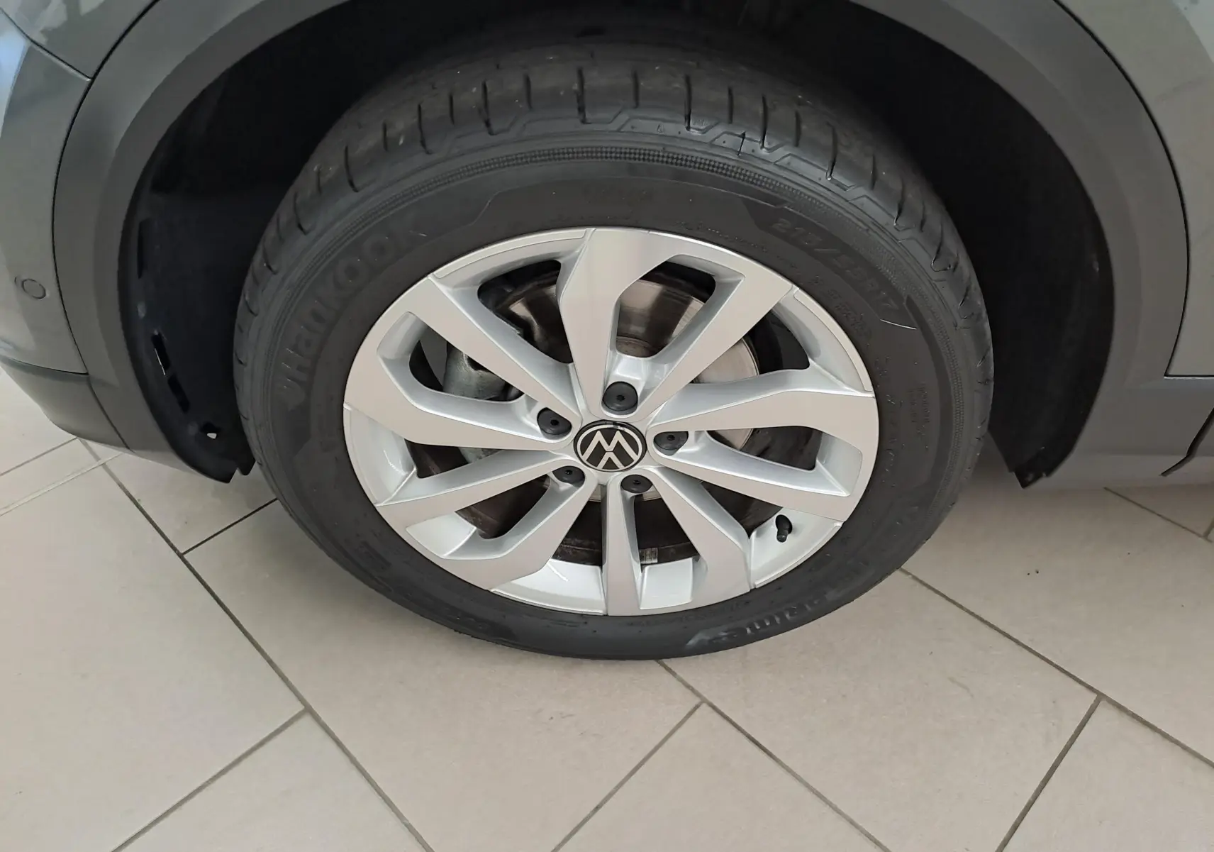 Gros plan sur la jante alliage 17'' Johannesburg d'un Volkswagen T-Roc Gris Indium, vue côté droit.