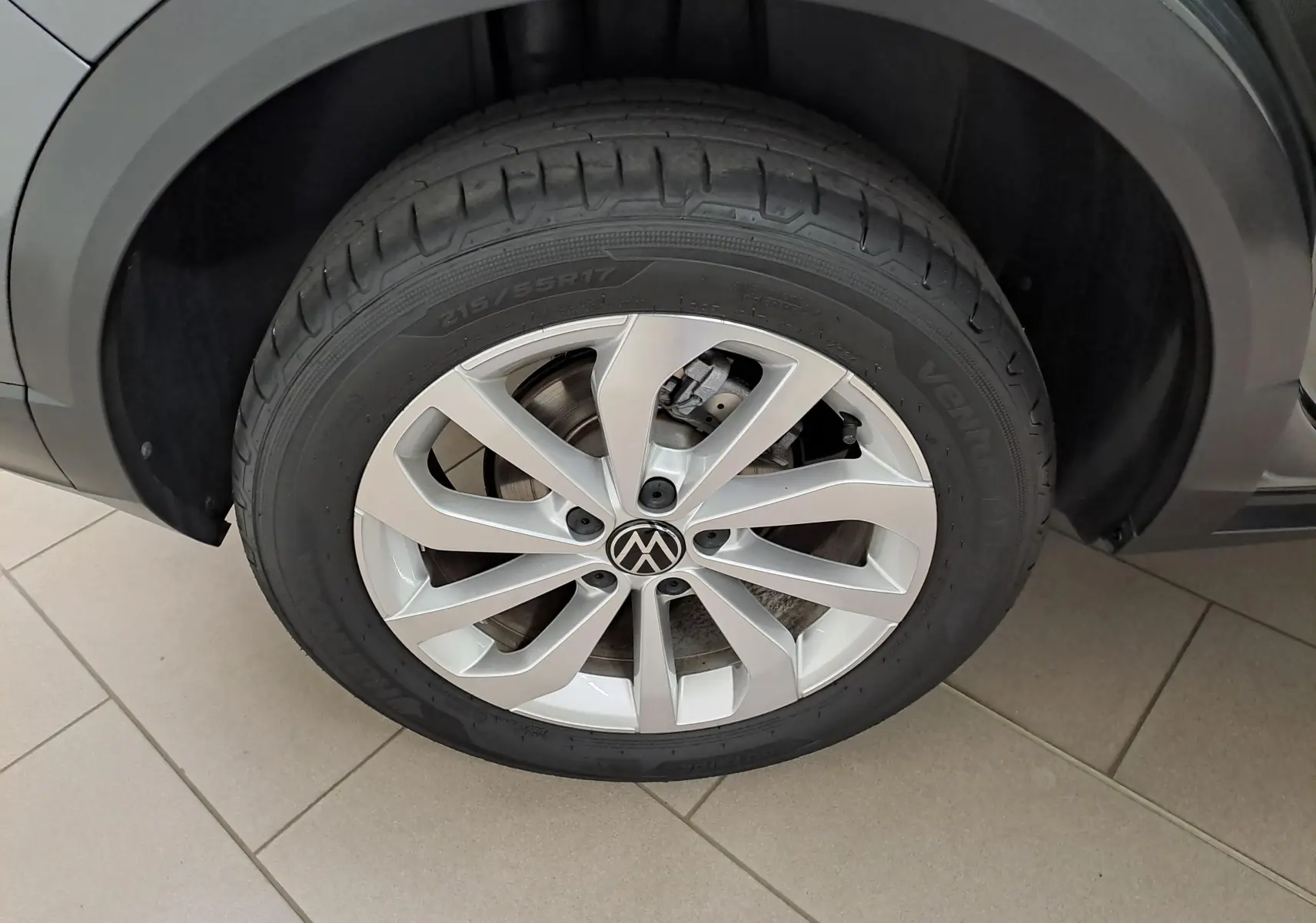 Gros plan sur la jante alliage 17'' Johannesburg du côté gauche d'un Volkswagen T-Roc Gris Indium 2024.