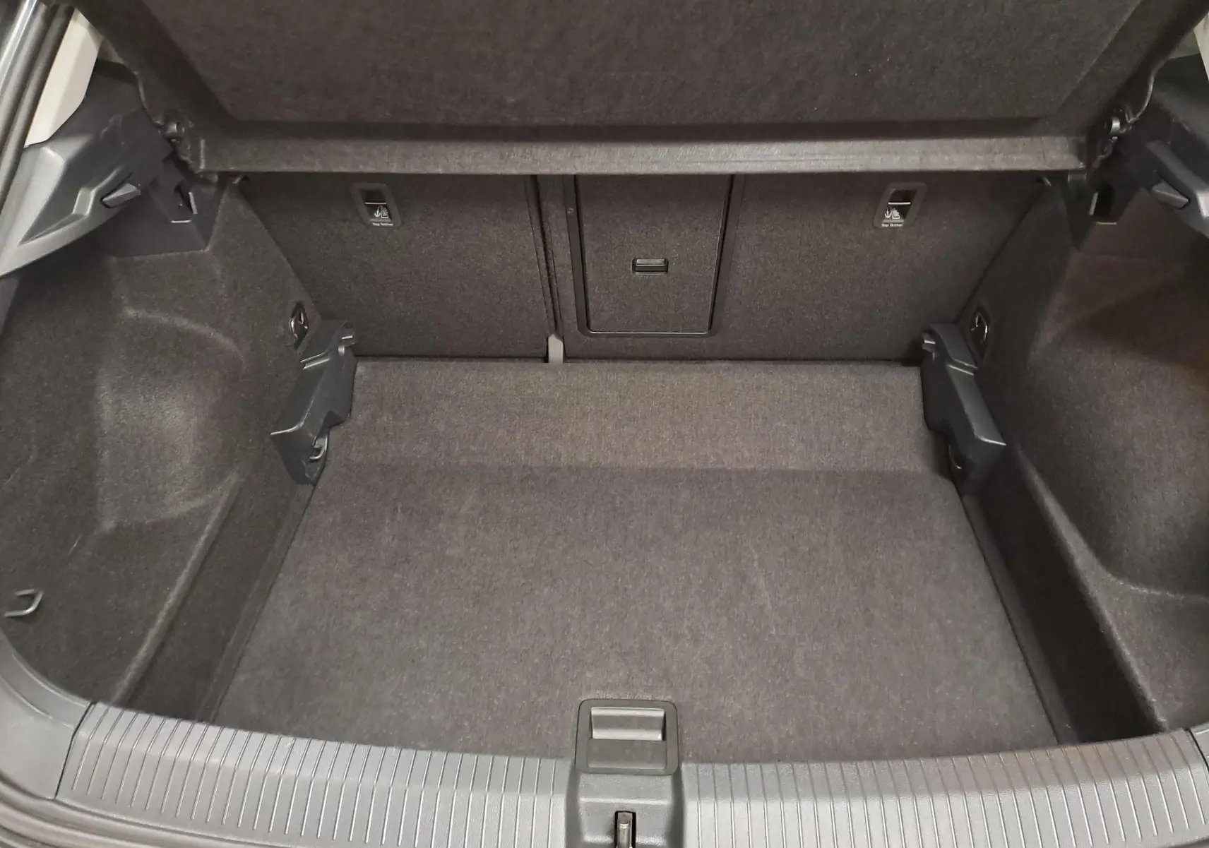 Coffre vide du Volkswagen T-Roc 2024 vu de dessus, montrant un espace de chargement propre et bien agencé.