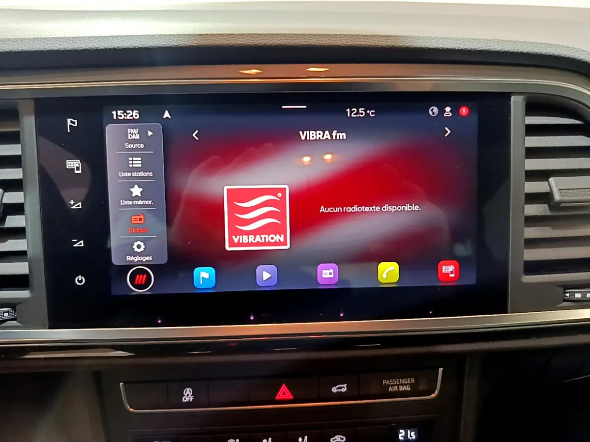 Écran tactile central du tableau de bord du SEAT Ateca 2022 affichant la radio VIBRA fm en intérieur noir.