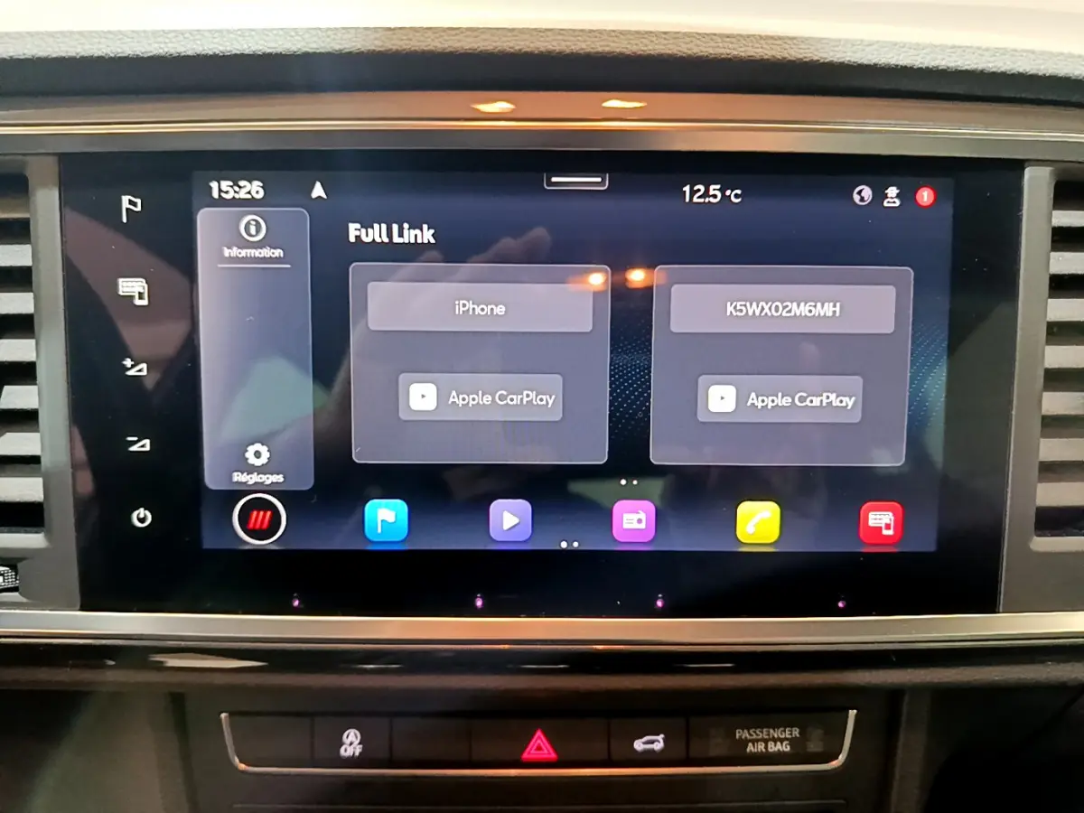 Écran tactile central du tableau de bord du SEAT Ateca noir, affichant Apple CarPlay et température extérieure.