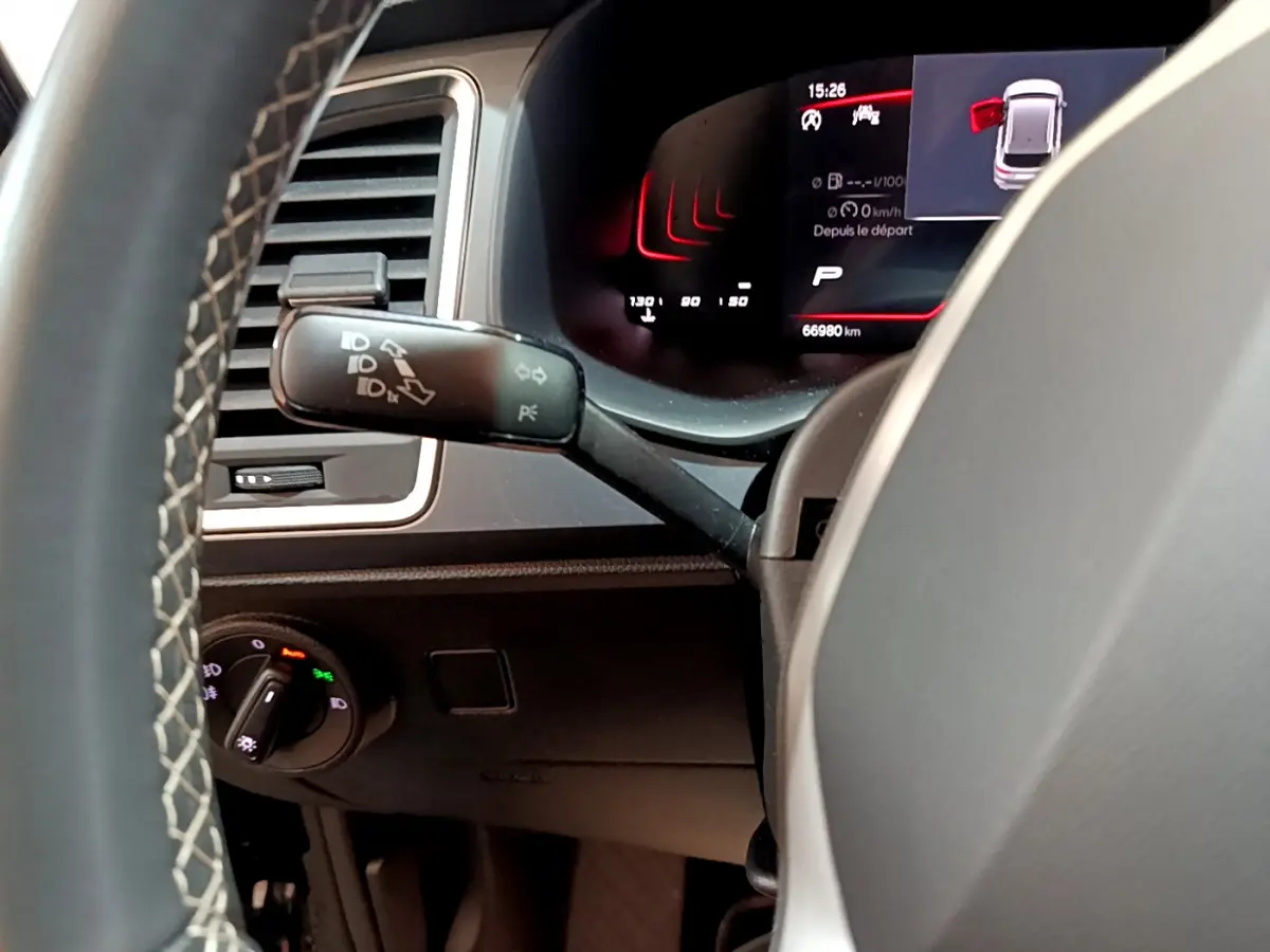 Vue rapprochée du tableau de bord et du volant du SEAT Ateca noir, avec affichage numérique et commandes lumineuses visibles.