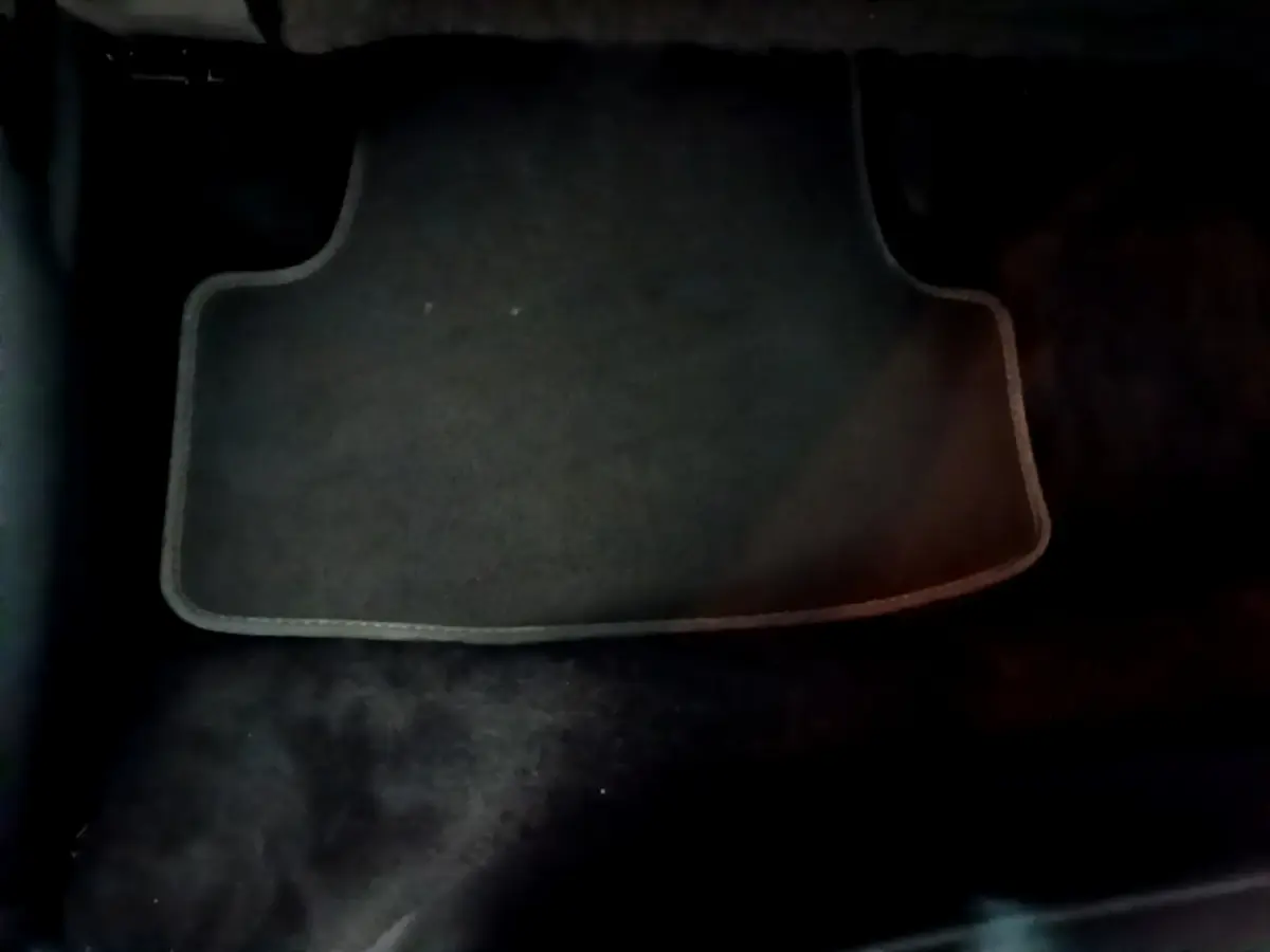 Tapis de sol noir côté conducteur du SEAT Ateca 2022, finition Style Business, intérieur sombre et épuré.