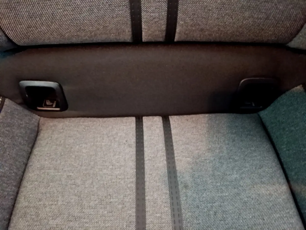 Détail de la banquette arrière grise avec surpiqûres noires du SEAT Ateca 2.0 TDI 150 DSG7 Style Business 2022.