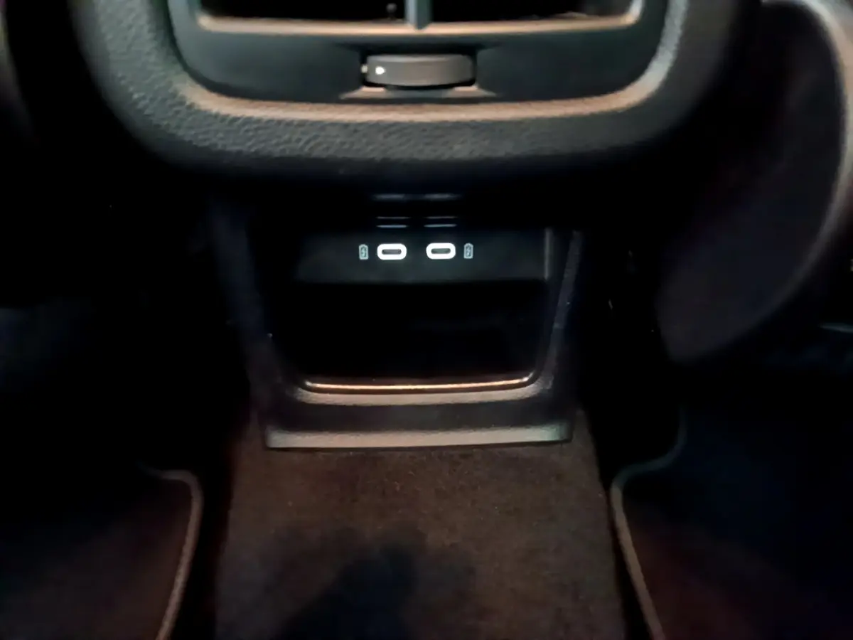 Prise USB double éclairée en blanc sous la console centrale d'un SEAT Ateca noir, vue intérieure rapprochée.