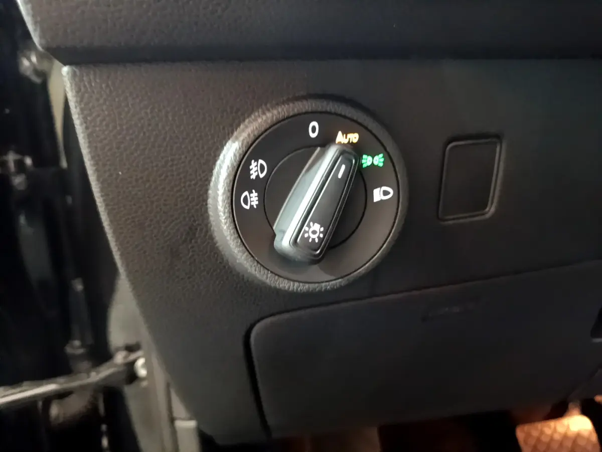 Gros plan sur le sélecteur d'éclairage intérieur noir du tableau de bord du SEAT Ateca 2022 noir.