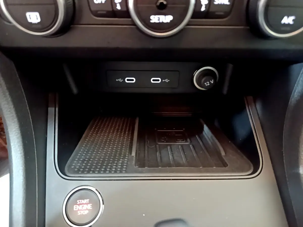Gros plan sur la console centrale du SEAT Ateca noir 2022, montrant ports USB-C, prise 12V et bouton démarrage moteur.