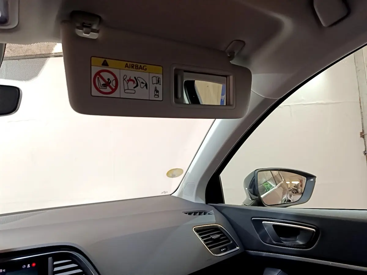 Intérieur côté passager du SEAT Ateca noir 2022, avec pare-soleil abaissé et rétroviseur latéral visible.