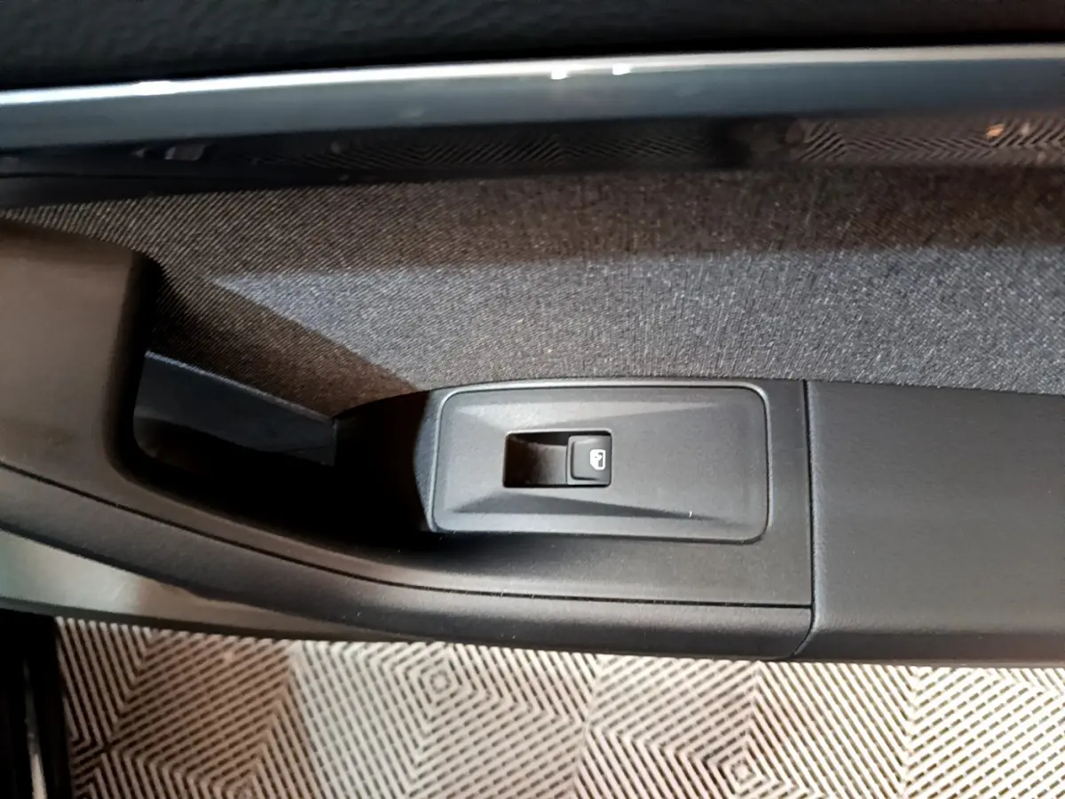 Bouton de verrouillage des portes sur la portière intérieure côté gauche d'un SEAT Ateca noir, finition Style Business.