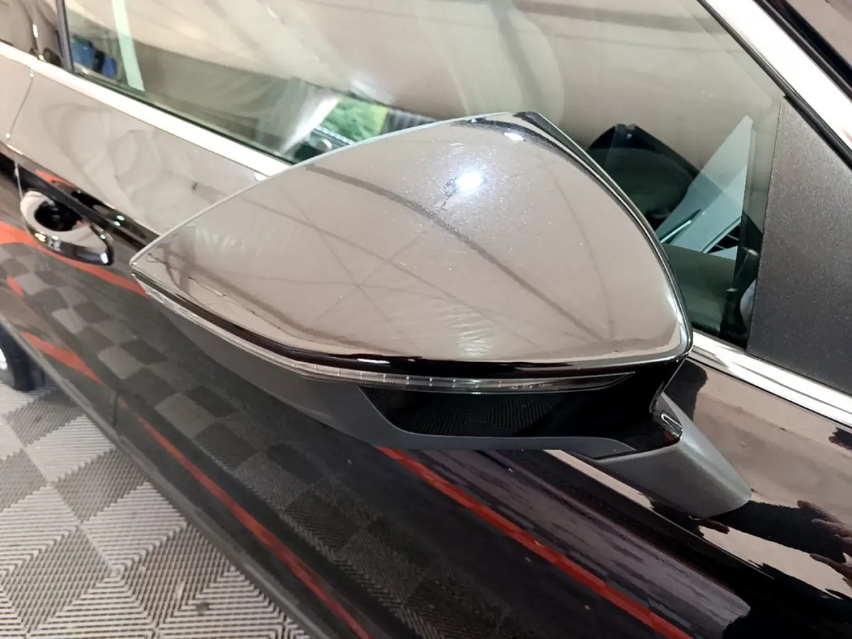Rétroviseur droit noir brillant du SEAT Ateca 2022, vue rapprochée sur la portière et la vitre avant.