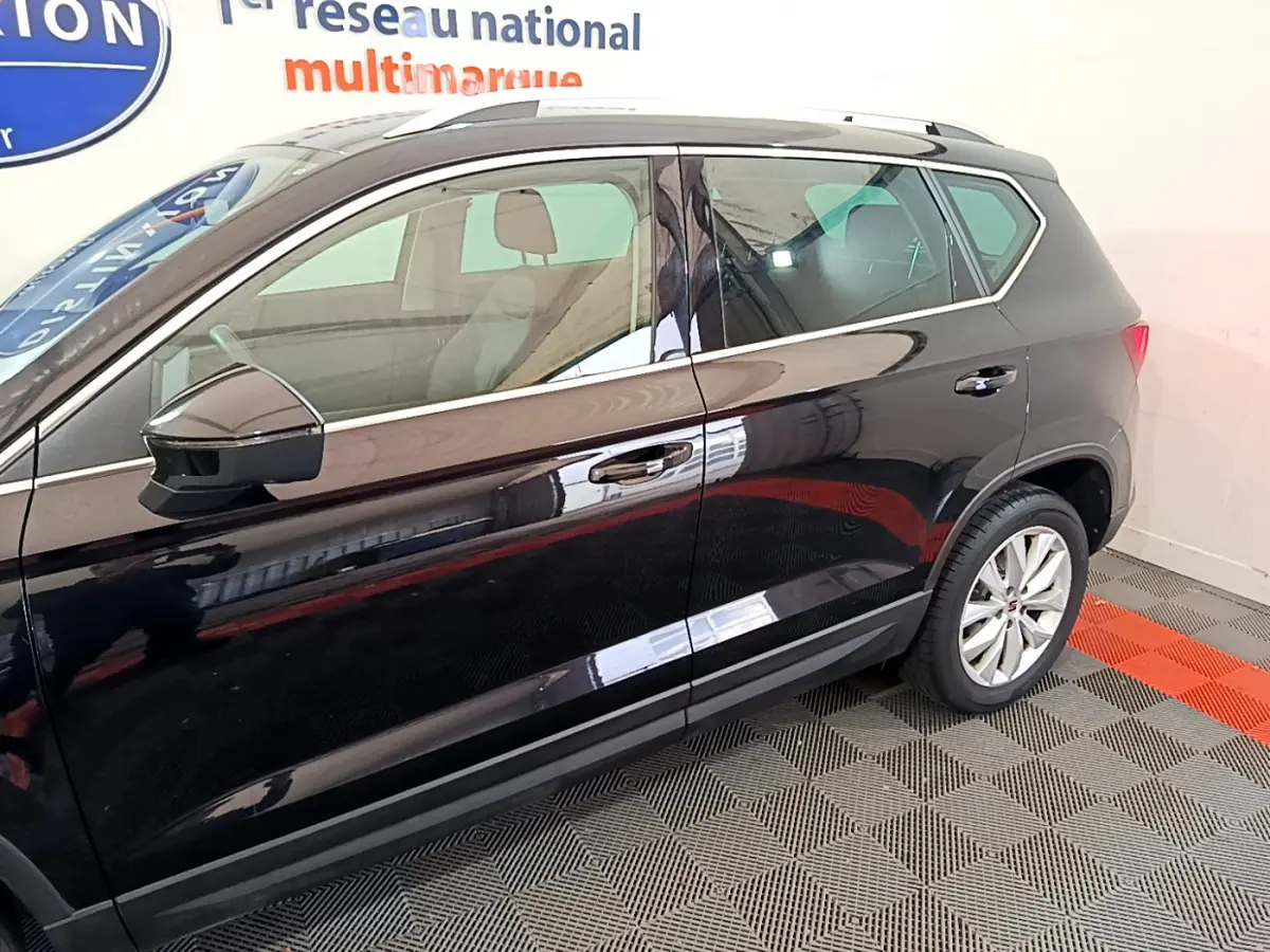 Profil côté gauche du SUV noir SEAT Ateca 2022 avec jantes alliage et rétroviseur électrique chromé.