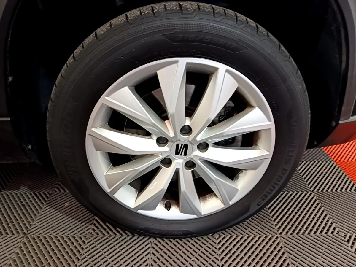 Gros plan sur la jante alliage argentée avec logo SEAT d'un SEAT Ateca noir, pneu Hankook Ventus Prime 3 visible.