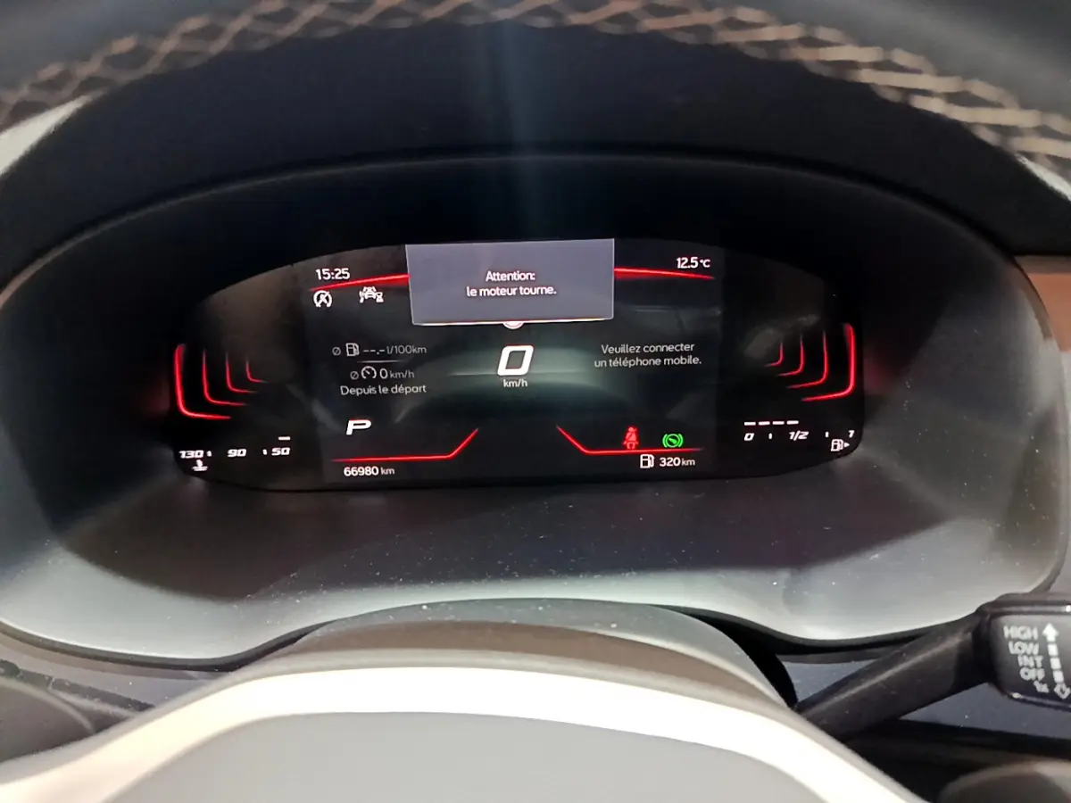 Tableau de bord numérique du SEAT Ateca noir 2022 affichant vitesse à zéro et message moteur en marche