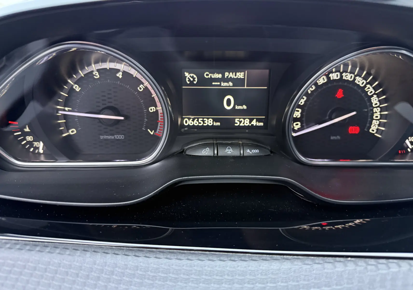Vue rapprochée du tableau de bord du Peugeot 2008 1.2 PureTech 110 GT Line 2018, affichant 66 538 km et vitesse à 0 km/h.