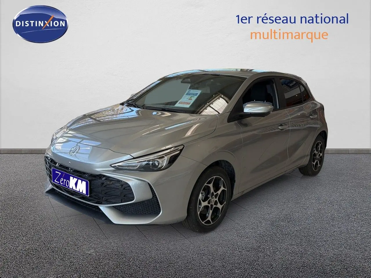 Vue 3/4 avant d'une MG3 1.5L Hybrid+ 195CH Luxury couleur gris argent Cosmic Silver Metal avec jantes noires et grises.